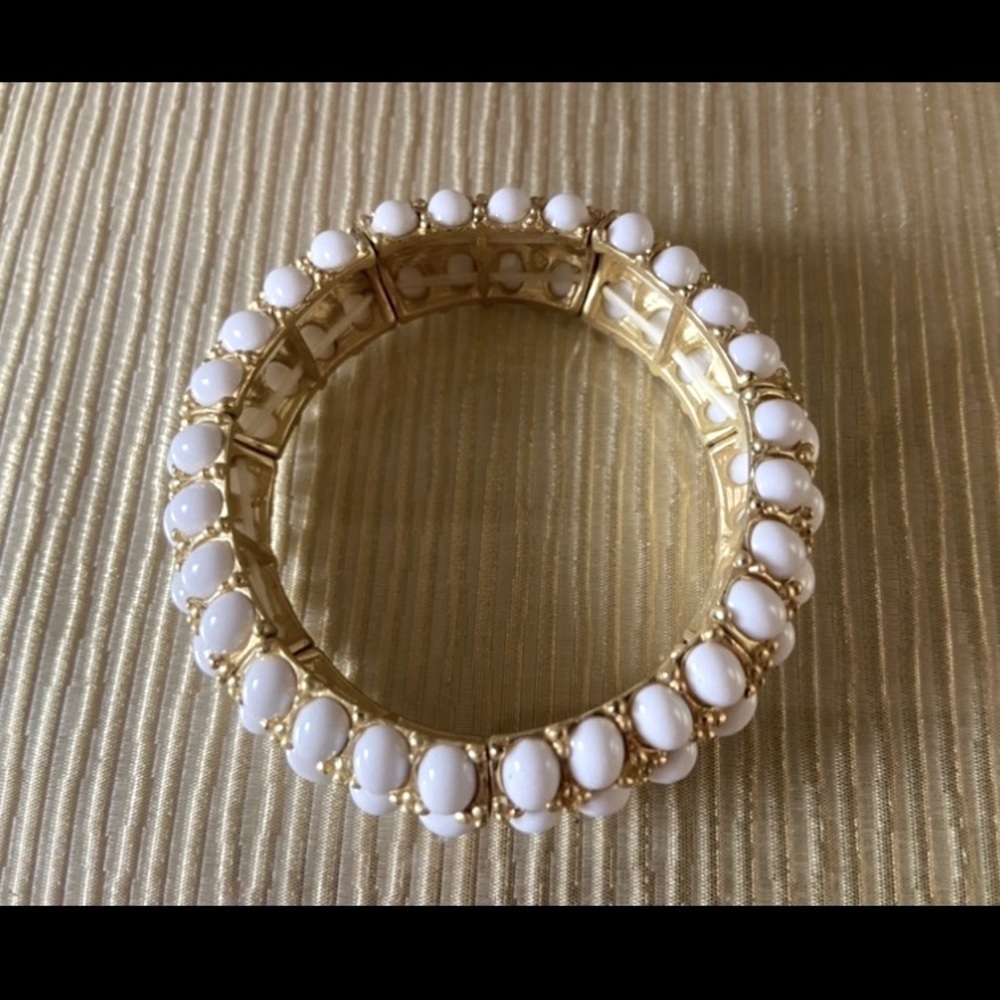 STRETCH BANGLE BRACELET WITH WHITE CABOCHONS